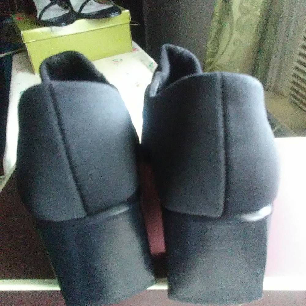 Shoe - Picture 2 of 4